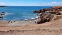 El Golfo: Strand mit Aussichtspunkt (rechts).